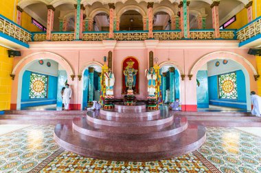 Tay Ninh vilayeti, Vietnam - 01 Ekim 2020: Tay Ninh vilayetinde bir Cao Dai Tapınağı içinde iç mimari ve dekorasyon, ho chi minh şehri, Vietnam