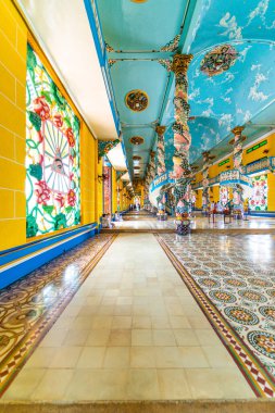 Tay Ninh vilayeti, Vietnam - 01 Ekim 2020: Tay Ninh vilayetinde bir Cao Dai Tapınağı içinde iç mimari ve dekorasyon, ho chi minh şehri, Vietnam
