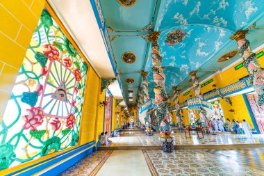 Tay Ninh vilayeti, Vietnam - 01 Ekim 2020: Tay Ninh vilayetinde bir Cao Dai Tapınağı içinde iç mimari ve dekorasyon, ho chi minh şehri, Vietnam