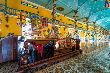 Tay Ninh vilayeti, Vietnam - 01 Ekim 2020: Tay Ninh vilayetinde bir Cao Dai Tapınağı içinde iç mimari ve dekorasyon, ho chi minh şehri, Vietnam