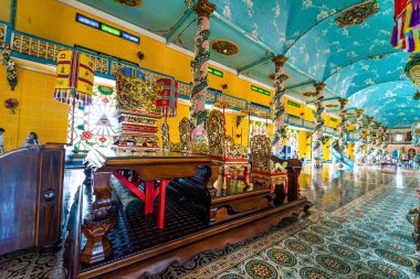 Tay Ninh vilayeti, Vietnam - 01 Ekim 2020: Tay Ninh vilayetinde bir Cao Dai Tapınağı içinde iç mimari ve dekorasyon, ho chi minh şehri, Vietnam