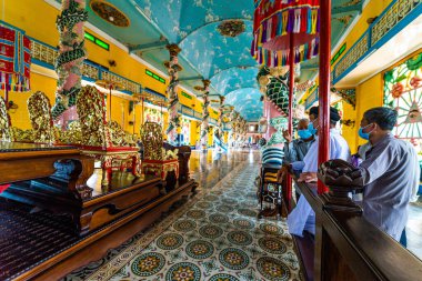 Tay Ninh vilayeti, Vietnam - 01 Ekim 2020: Tay Ninh vilayetinde bir Cao Dai Tapınağı içinde iç mimari ve dekorasyon, ho chi minh şehri, Vietnam