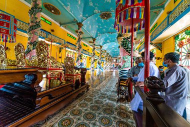 Tay Ninh vilayeti, Vietnam - 01 Ekim 2020: Tay Ninh vilayetinde bir Cao Dai Tapınağı içinde iç mimari ve dekorasyon, ho chi minh şehri, Vietnam