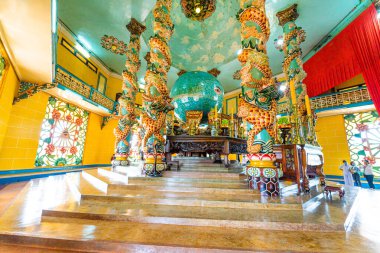 Tay Ninh vilayeti, Vietnam - 01 Ekim 2020: Tay Ninh vilayetinde bir Cao Dai Tapınağı içinde iç mimari ve dekorasyon, ho chi minh şehri, Vietnam