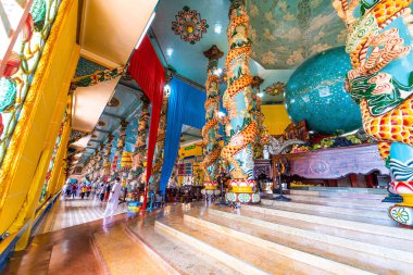 Tay Ninh vilayeti, Vietnam - 01 Ekim 2020: Tay Ninh vilayetinde bir Cao Dai Tapınağı içinde iç mimari ve dekorasyon, ho chi minh şehri, Vietnam