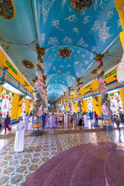 Tay Ninh vilayeti, Vietnam - 01 Ekim 2020: Tay Ninh vilayetinde bir Cao Dai Tapınağı içinde iç mimari ve dekorasyon, ho chi minh şehri, Vietnam