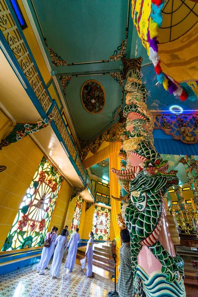 Tay Ninh vilayeti, Vietnam - 01 Ekim 2020: Tay Ninh vilayetinde bir Cao Dai Tapınağı içinde iç mimari ve dekorasyon, ho chi minh şehri, Vietnam