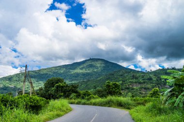 Ba Den Dağı bulutlarda, Tay Ninh vilayeti, Vietnam. Ma Thien Lanh Vadisi 'nden görüntü. Seyahat ve manzara.