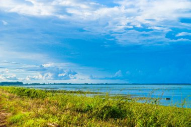 Dau Tieng Gölü 'nde güzel bir gün batımı manzarası, Tay Ninh vilayeti, Vietnam. Seyahat ve manzara konsepti.