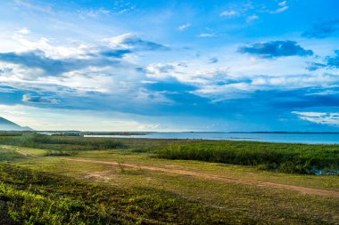 Dau Tieng Gölü 'nde güzel bir gün batımı manzarası, Tay Ninh vilayeti, Vietnam. Seyahat ve manzara konsepti.