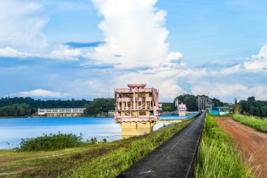 Dau Tieng Gölü 'nde güzel bir gün batımı manzarası, Tay Ninh vilayeti, Vietnam. Seyahat ve manzara konsepti.