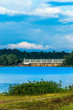 Dau Tieng Gölü 'nde güzel bir gün batımı manzarası, Tay Ninh vilayeti, Vietnam. Seyahat ve manzara konsepti.