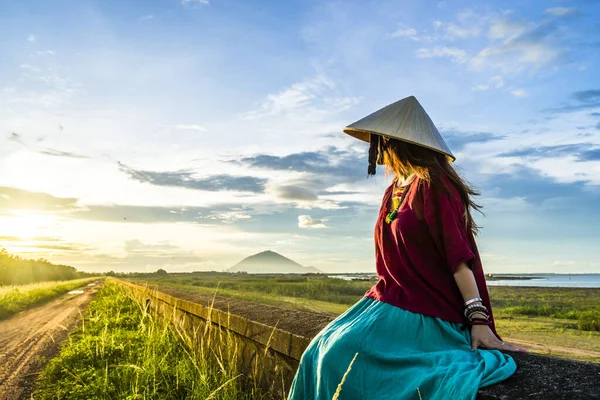 Menina Vietnamita Sentada Dique Belo Pôr Sol Com Céu Azul — Fotografia de Stock