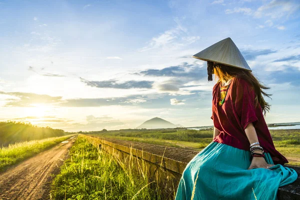Βιετναμέζα Που Κάθεται Στο Ανάχωμα Στο Όμορφο Ηλιοβασίλεμα Μπλε Ουρανό — Φωτογραφία Αρχείου