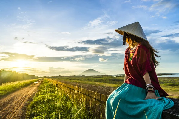Menina Vietnamita Sentada Dique Belo Pôr Sol Com Céu Azul — Fotografia de Stock
