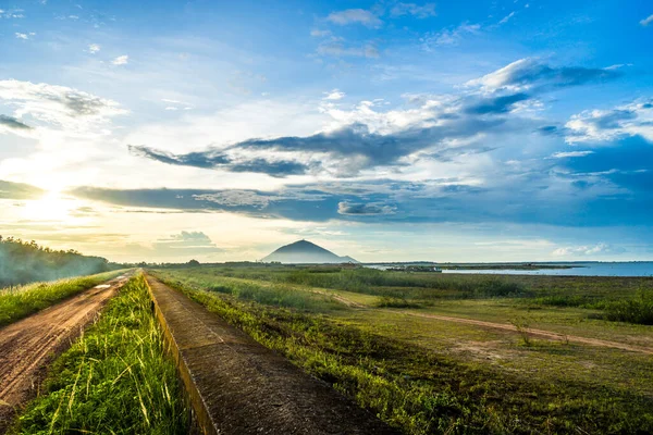 Vista Del Bellissimo Tramonto Con Cielo Blu Nel Lago Dau — Foto Stock