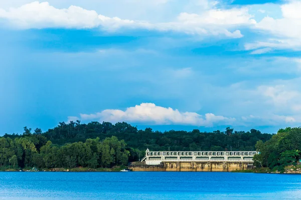 Dau Tieng Gölü 'nde güzel bir gün batımı manzarası, Tay Ninh vilayeti, Vietnam. Seyahat ve manzara konsepti.