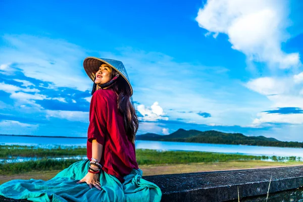 Menina Vietnamita Sentada Dique Belo Pôr Sol Com Céu Azul — Fotografia de Stock