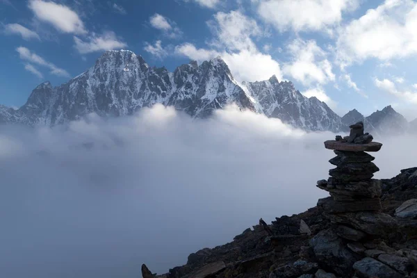 从卡拉 Patthar，解昆布，尼泊尔 Lobuche 山景观 — 图库照片