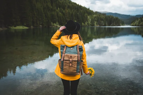 Visão Traseira Mulher Hipster Elegante Segurando Flores Vestindo Mochila Vintage — Fotografia de Stock