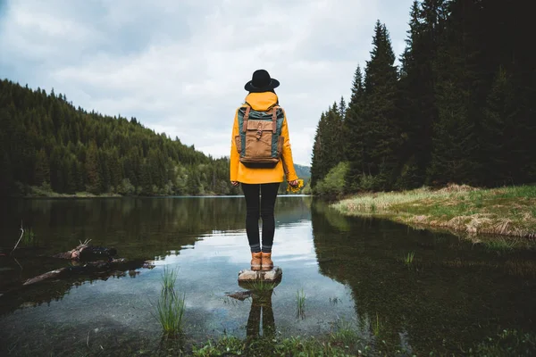 Vue Arrière Femme Hipster Élégant Tenant Des Fleurs Portant Sac — Photo