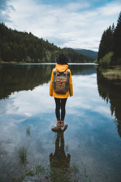 Rückenansicht Einer Stilvollen Hipster Frau Mit Rucksack Hut Und Gelber — Stockfoto