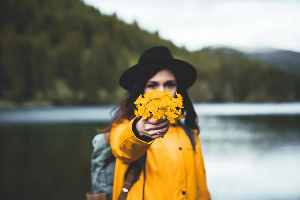 Närbild Kvinnliga Backpacker Med Hatt Och Gul Jacka Ger Vilda — Stockfoto