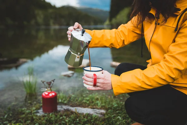 Mujer Con Chaqueta Amarilla Vierte Café Taza Aire Libre Una — Foto de Stock