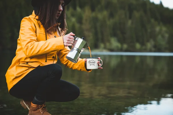 Vacker Kvinna Med Gul Jacka Häller Kaffe Mugg Från Gejser — Stockfoto