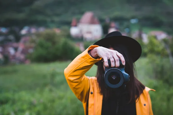 Potret Seorang Wanita Seorang Fotografer Menutupi Wajahnya Dengan Kamera Foto — Stok Foto