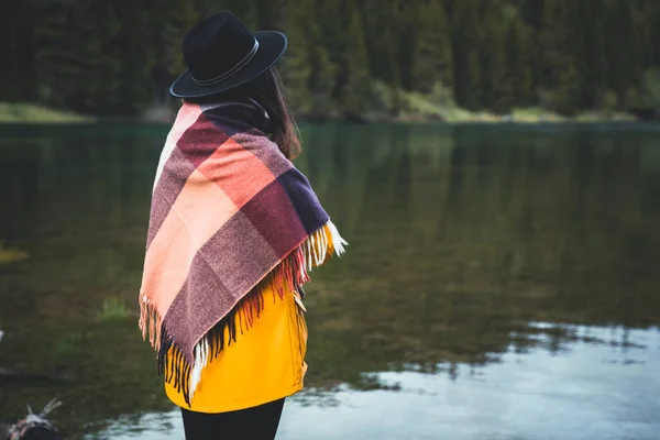 Élégante Fille Hipster Chapeau Assis Bord Lac Regardant Vue Sur — Photo