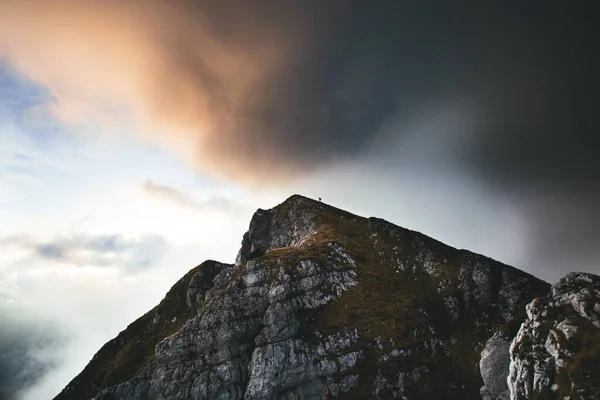 Fantástico Paisaje Hombre Escalando Senderismo Casi Llegando Cima Montaña Contra — Foto de Stock