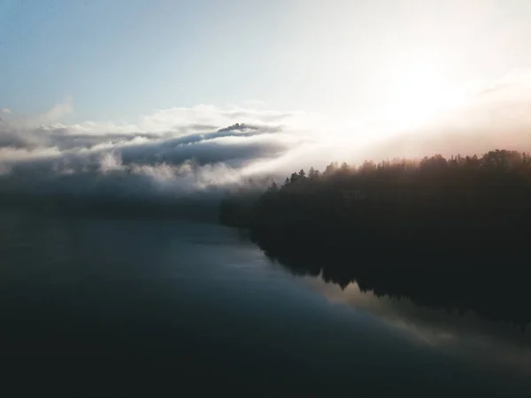 Moody Vista Panorámica Del Lago Contra Cielo Increíble Amanecer Sobre — Foto de Stock