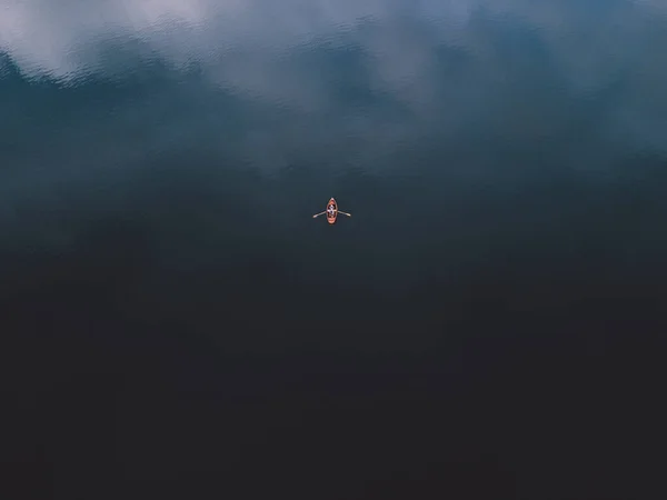 Blick Von Oben Auf Ein Orangefarbenes Boot Das Dunkelblauen Wasser — Stockfoto