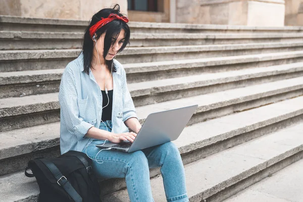 Joven Estudiante Universitaria Caucásica Enfocada Que Prepara Para Examen Trabaja — Foto de Stock