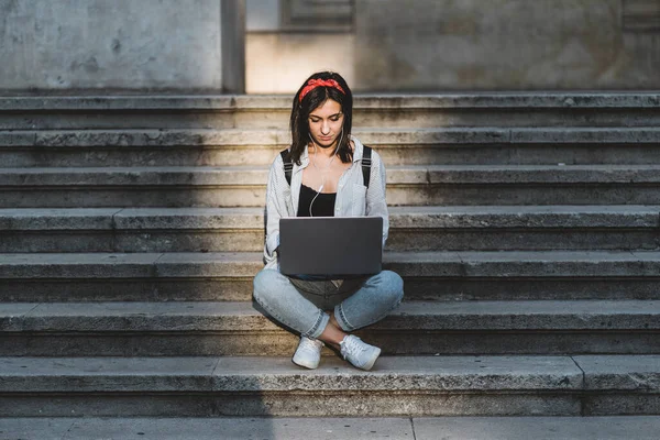 Hermosa Joven Sonriente Que Estudia Para Escuela Escalera Universidad Volviendo — Foto de Stock