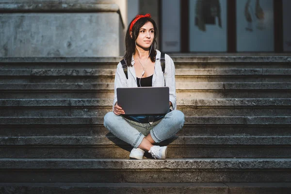 Hermosa Mujer Joven Relajada Besada Por Sol Trabajando Computadora Portátil — Foto de Stock