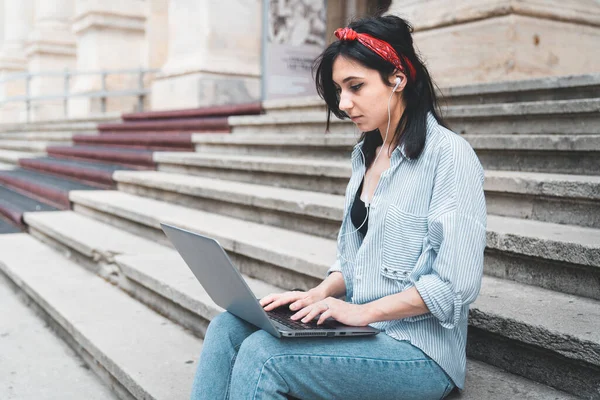 Estudiante Universitario Con Portátil Sentado Aire Libre — Foto de Stock