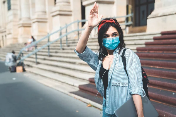 Primer Día Escuela Estudiante Con Máscara Protectora Saludando Con Mano — Foto de Stock