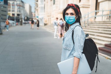 Okulun ilk günü. Korumacı yüz maskesi takan kız öğrenci salgın sırasında üniversitede dolanıyor. Üniversite arkaplanı.