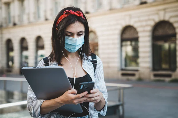 Mujer Joven Que Usa Mascarilla Protectora Sostiene Computadora Portátil Escucha — Foto de Stock