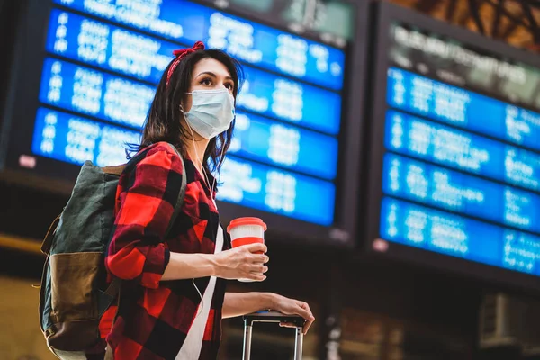 Молодая Женщина Защитной Маске Стоит Напротив Табло Международном Аэропорту Вокзале — стоковое фото