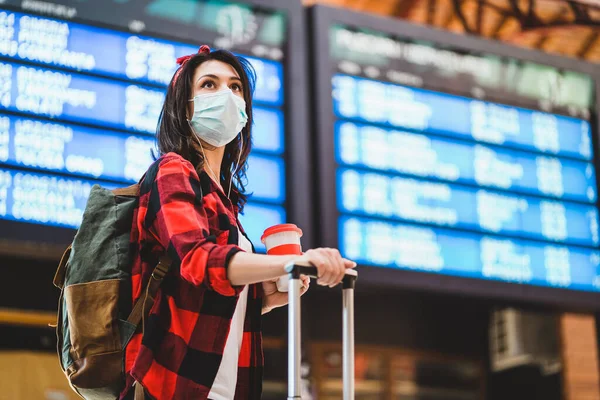 Молодая Женщина Защитной Маске Стоит Напротив Информационной Панели Аэропорту Вокзале — стоковое фото