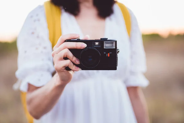 Jovem Segurando Câmera Retro Tirando Fotos Senhora Elegante Snaping Fotos — Fotografia de Stock