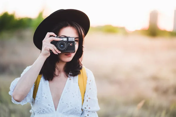 Ung Kvinna Tar Ett Foto Med Vintage Film Kamera Fältet — Stockfoto