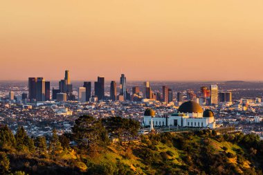 Los Angeles gökdelenler ve gün batımında Griffith Gözlemevi