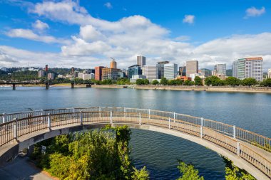 Şehir Portland Oregon Willamette Nehri yanındaki içinde gökdelenler