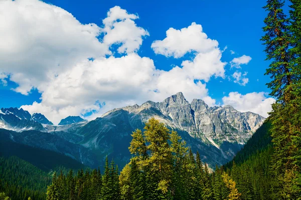 Fluffiga Moln Över Kanadensiska Rockies — Stockfoto