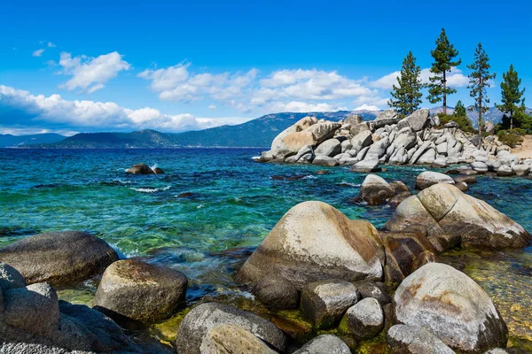 Sziklás Partján Lake Tahoe Stock Kép