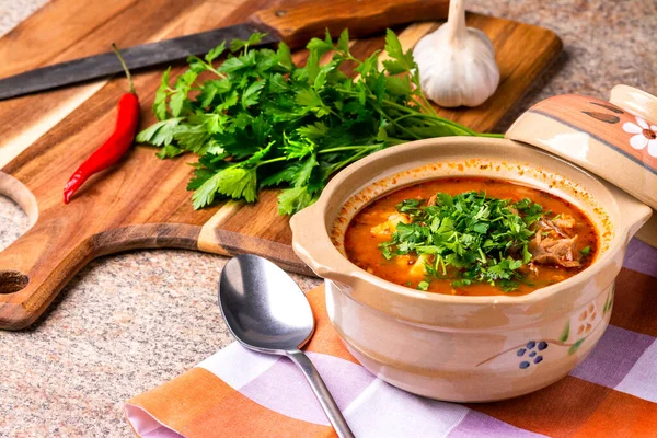 Nourriture Traditionnelle Kharcho Soupe Très Savoureuse Dans Des Plats Argile Images De Stock Libres De Droits